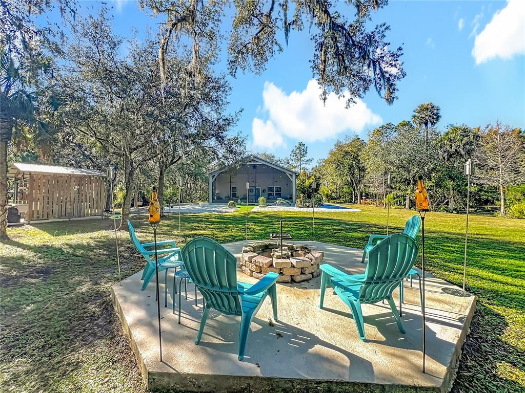 1825 Pams Way Geneva, FL 32732 - Photo 38 of 60 a view of a chairs and table in backyard