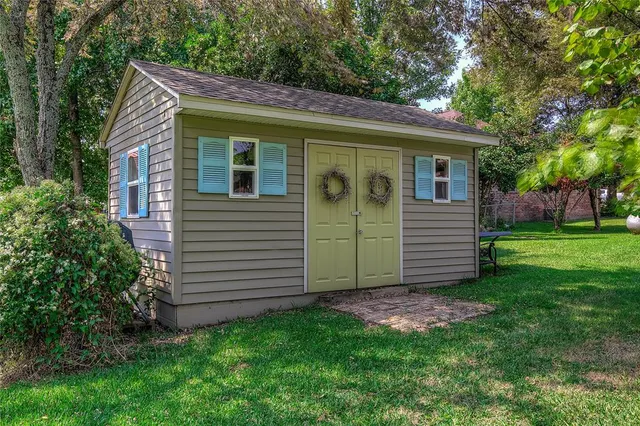 a view of a house with a backyard