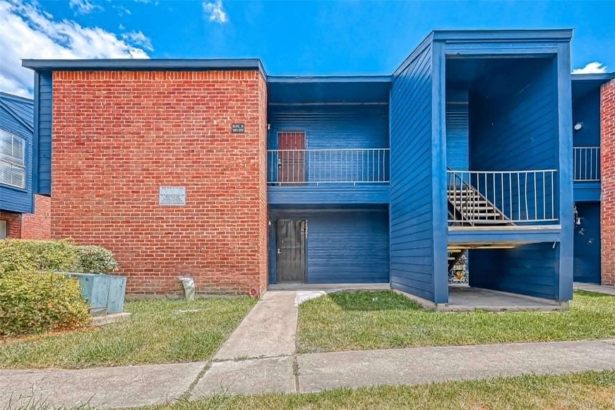 13480 South Thorntree Drive, Unit 508 Houston, TX 77015 - Photo 1 of 10 a front view of a house with a garden