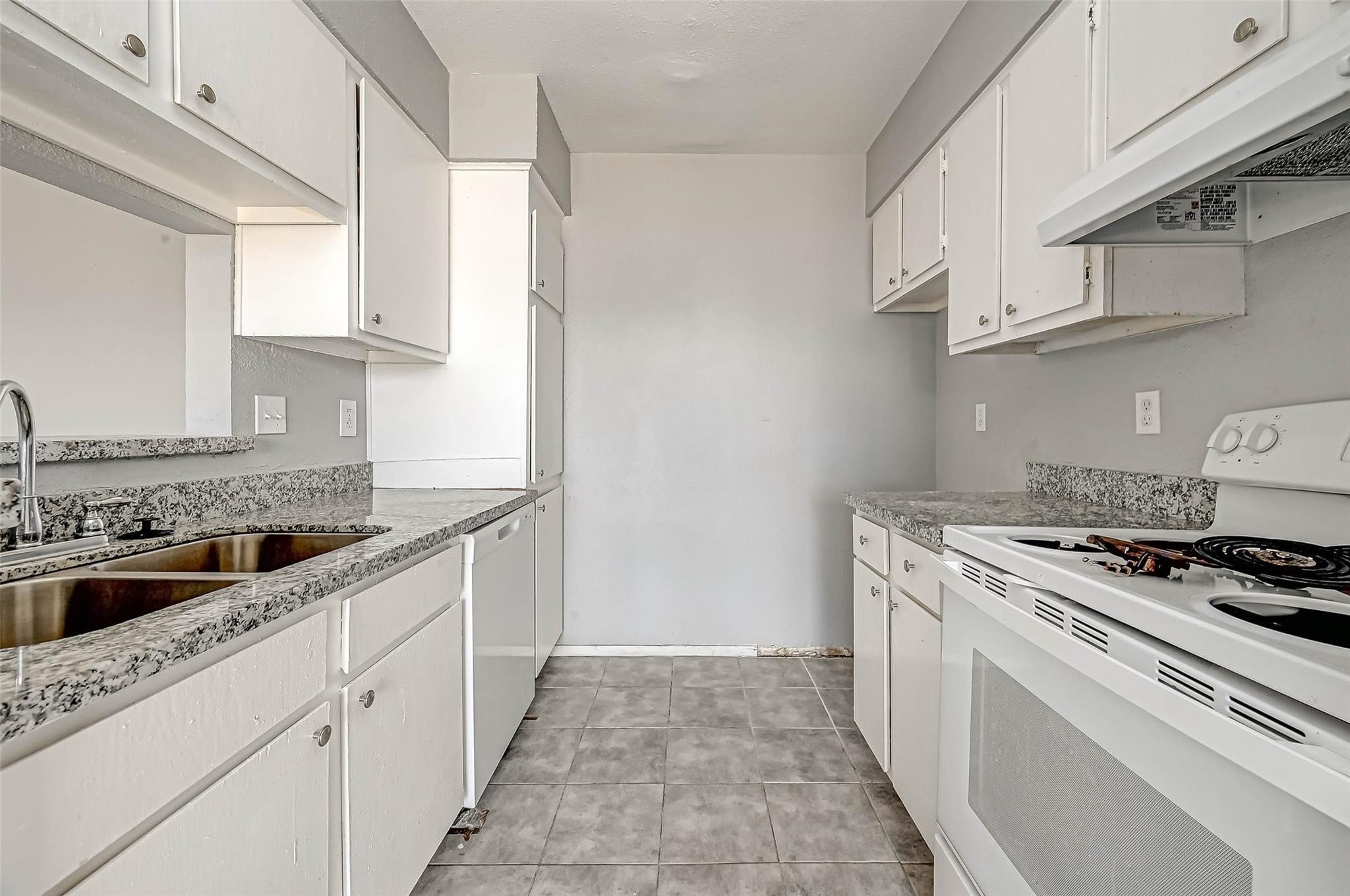 13480 South Thorntree Drive, Unit 508 Houston, TX 77015 - Photo 4 of 10 a kitchen with white cabinets and appliances