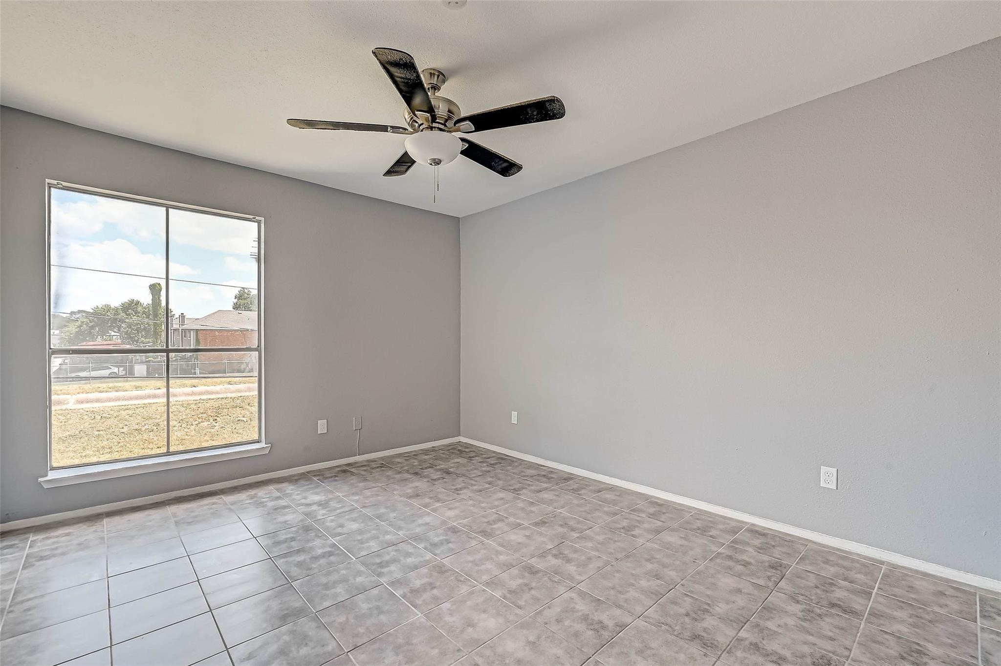 13480 South Thorntree Drive, Unit 508 Houston, TX 77015 - Photo 6 of 10 a view of an empty room with a window
