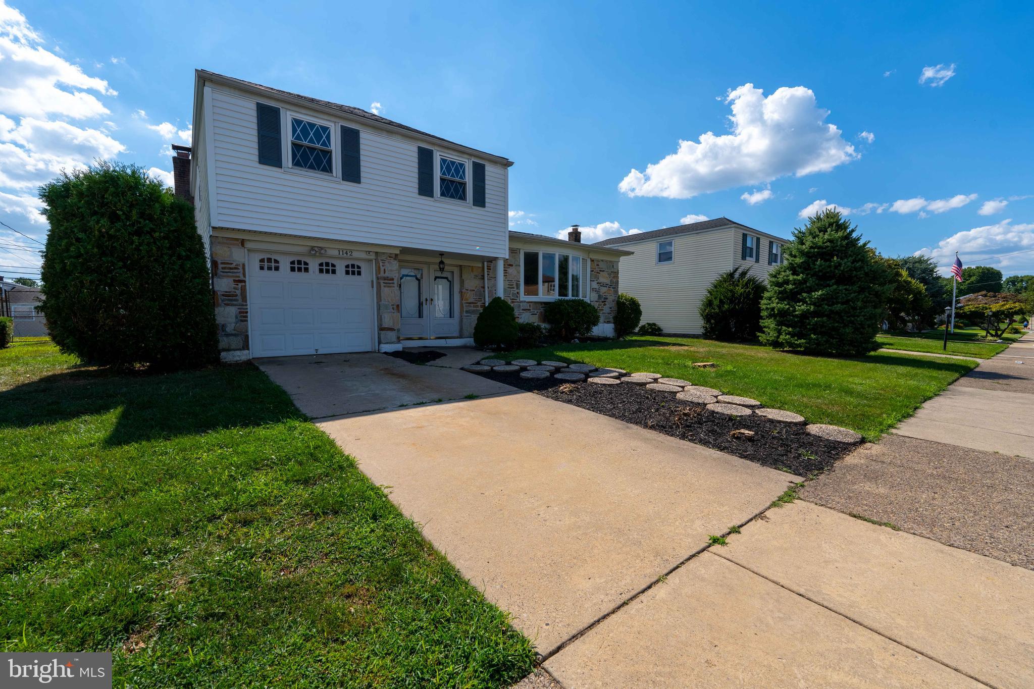 1142 Bloomdale Road Philadelphia, PA 19115 - Photo 3 of 29