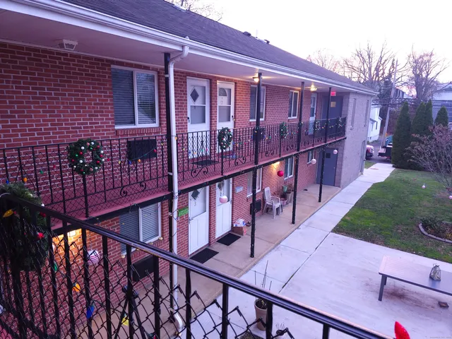 $2,200 | 24 Glenwood Avenue, Unit 8, Norwalk, CT 06854