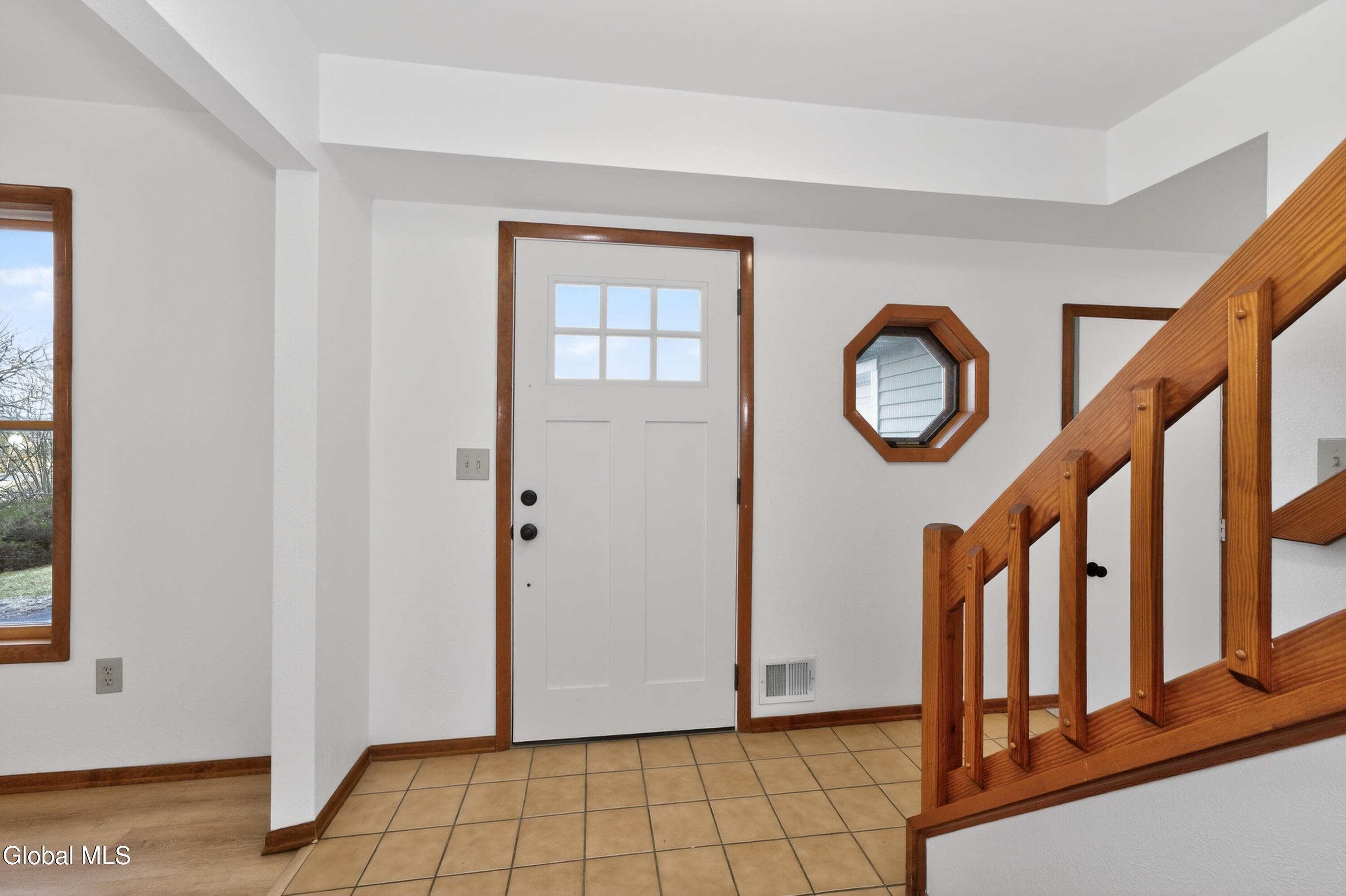 18 Rockefeller Boulevard Rensselaer, NY 12144 - Photo 5 of 43 1 Entryway