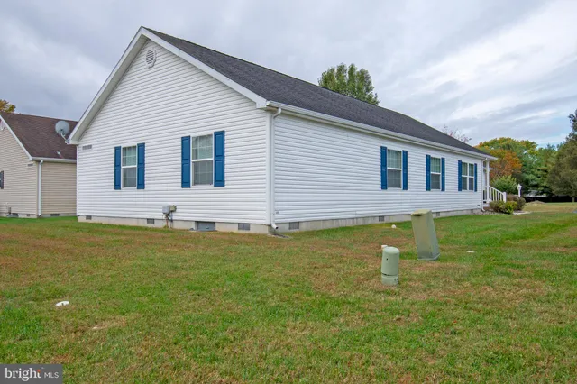 a front view of house with yard