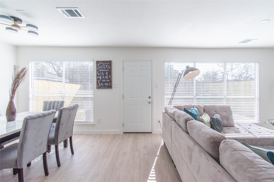 12447 South Rachlin Circle Houston, TX 77071 - Photo 12 of 34 a living room with furniture and a large window