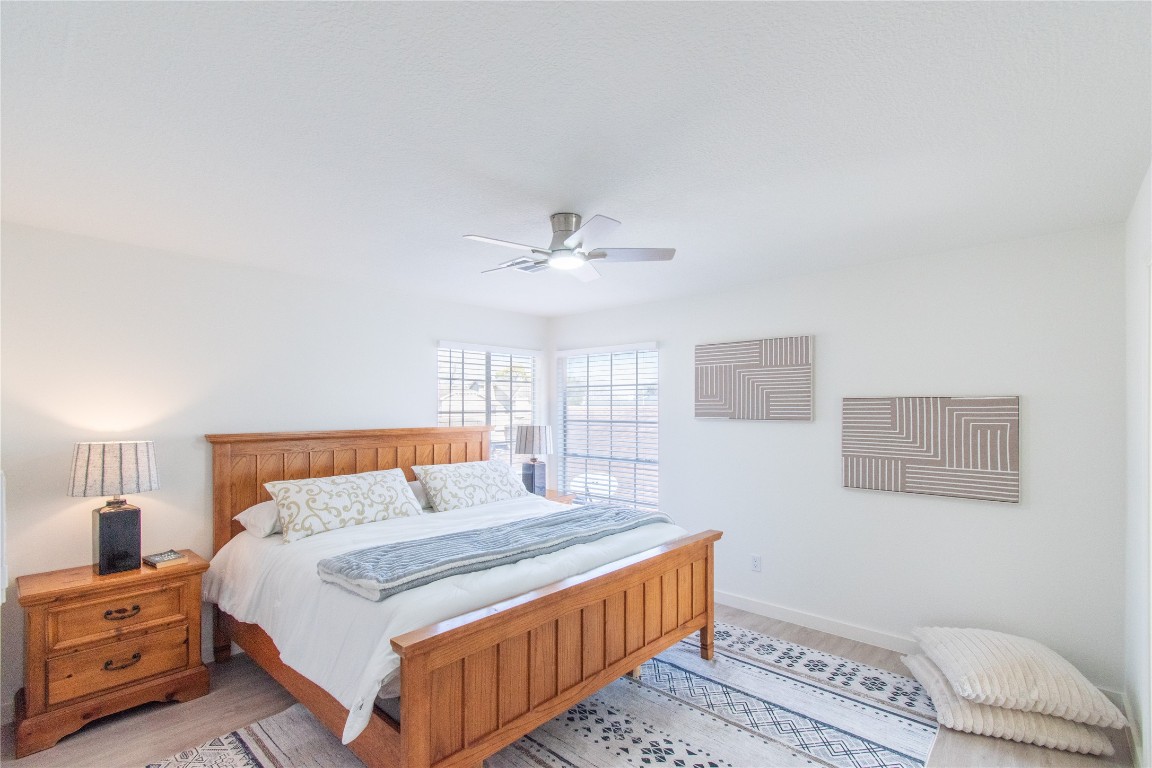 12447 South Rachlin Circle Houston, TX 77071 - Photo 24 of 34 a bedroom with a bed and a window