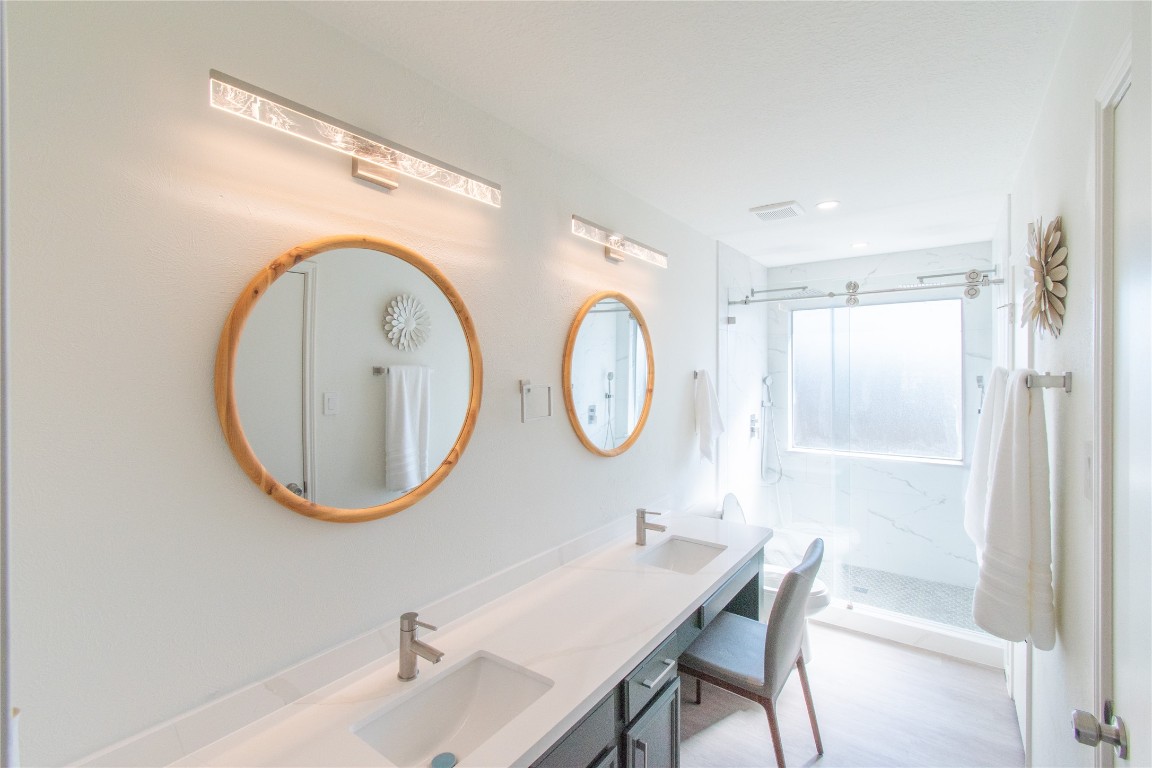 12447 South Rachlin Circle Houston, TX 77071 - Photo 25 of 34 a bathroom with a sink and a mirror