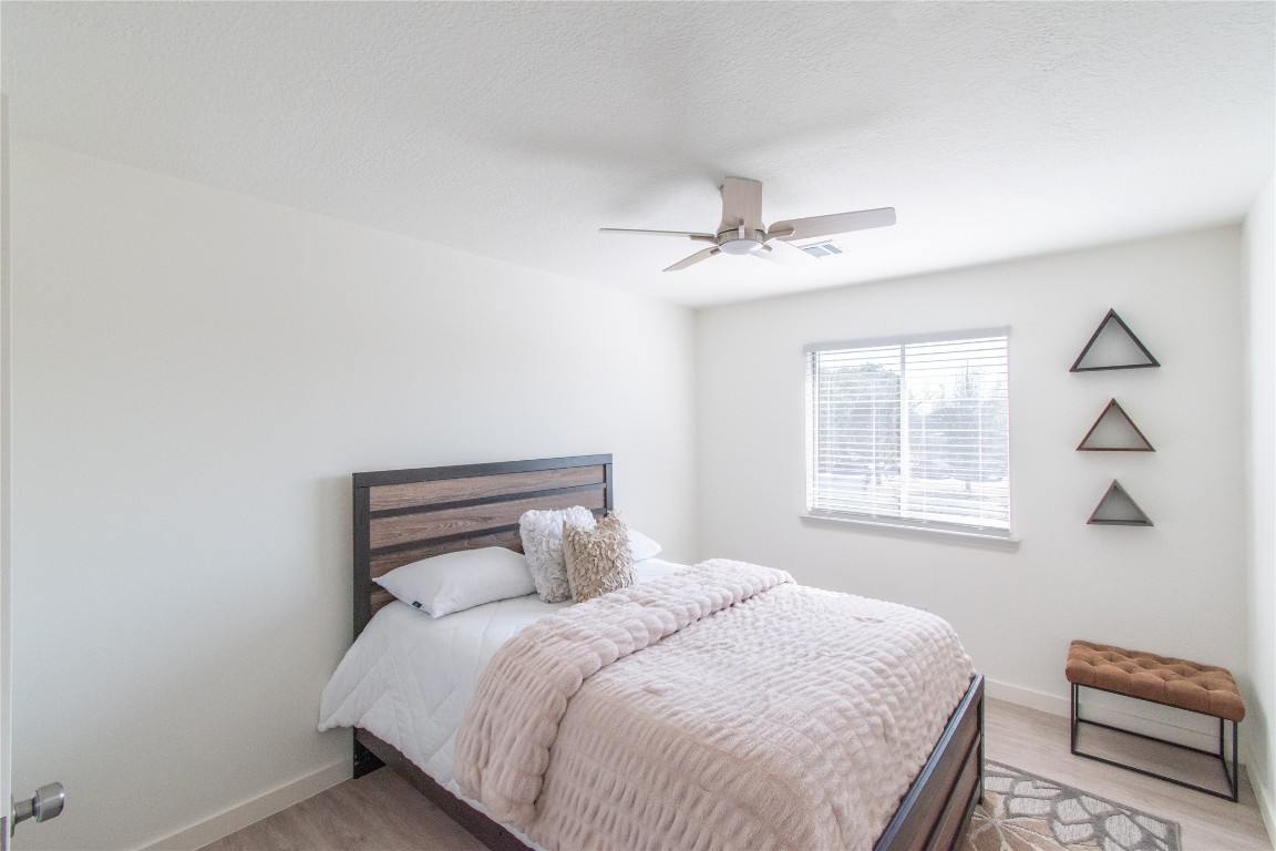 12447 South Rachlin Circle Houston, TX 77071 - Photo 26 of 34 a bedroom with a bed and a window