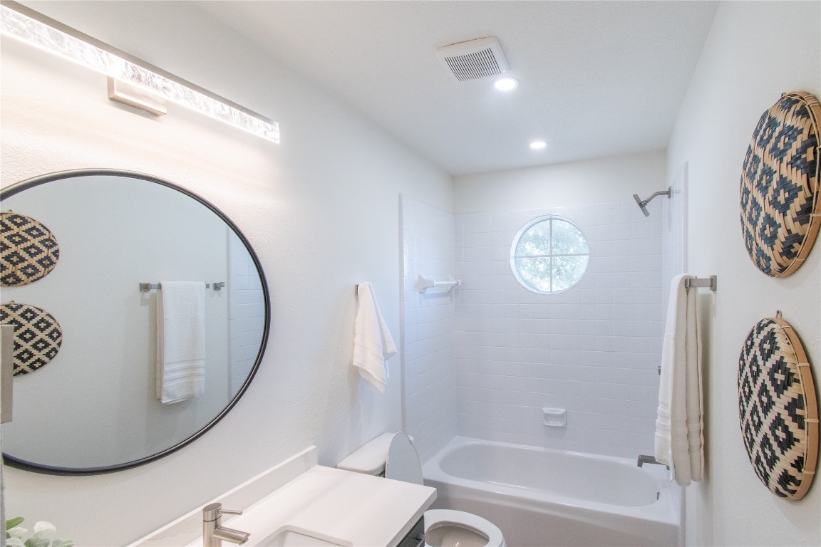 12447 South Rachlin Circle Houston, TX 77071 - Photo 27 of 34 a bathroom with a mirror and a bathtub