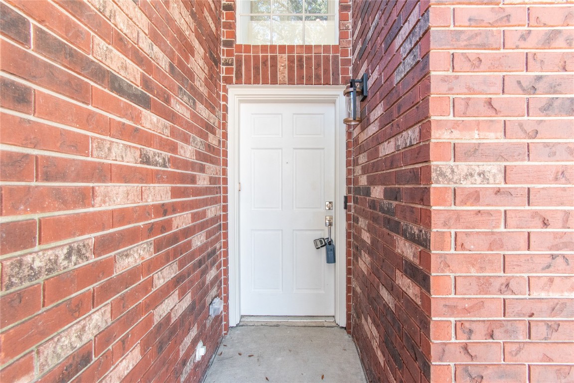 12447 South Rachlin Circle Houston, TX 77071 - Photo 5 of 34 a bathroom with a shower