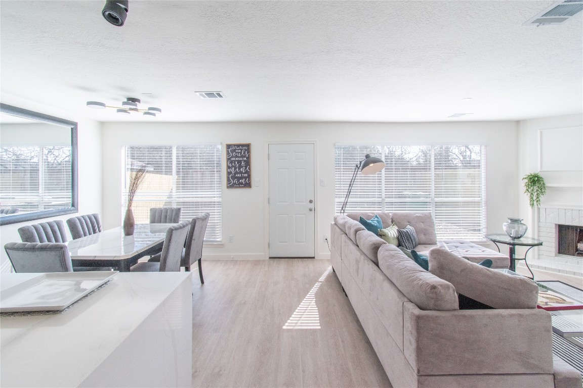 12447 South Rachlin Circle Houston, TX 77071 - Photo 7 of 34 a living room with furniture and a large window