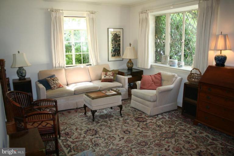 8005 Custer Road Bethesda, MD 20814 - Photo 7 of 17 Living Room