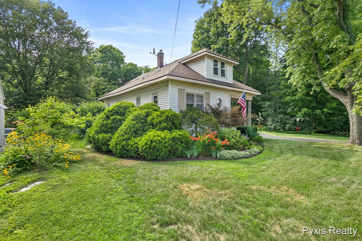 668 Graafschap Road Holland, MI 49423 - Photo 3 of 32 IMG_1002
