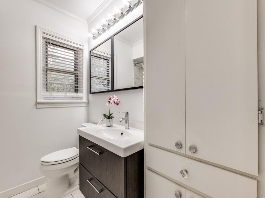 6431 Bordeaux Avenue Dallas, TX 75209 - Photo 14 of 18 a bathroom with a sink and a toilet