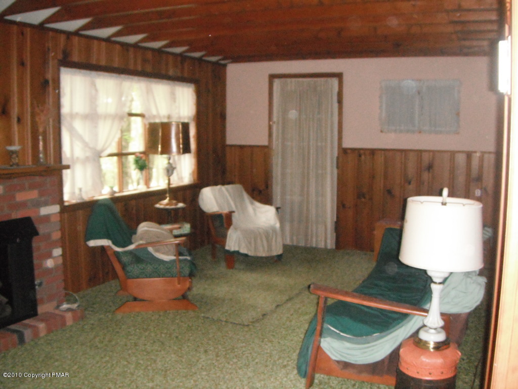 290 Davids Road Effort, PA 18330 - Photo 3 of 16 Livingroom