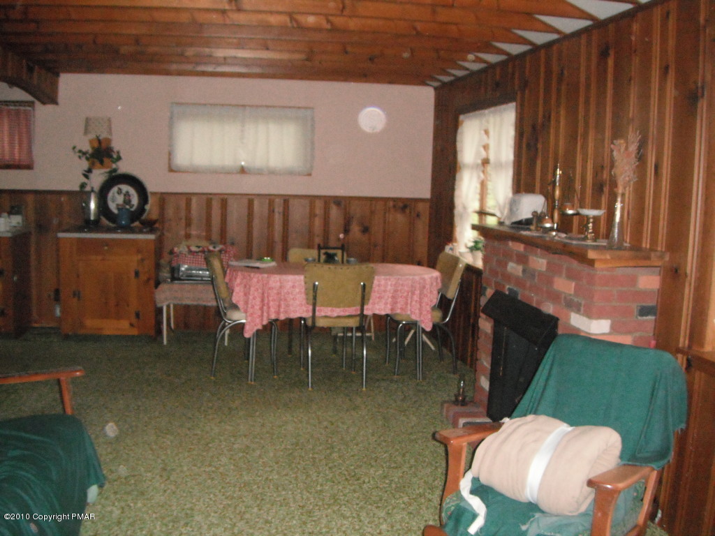 290 Davids Road Effort, PA 18330 - Photo 4 of 16 Livingroom