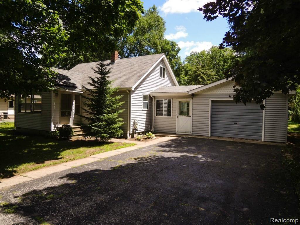 4296 Marcus Road Waterford, MI 48329 - Photo 2 of 42 driveway1.jpg