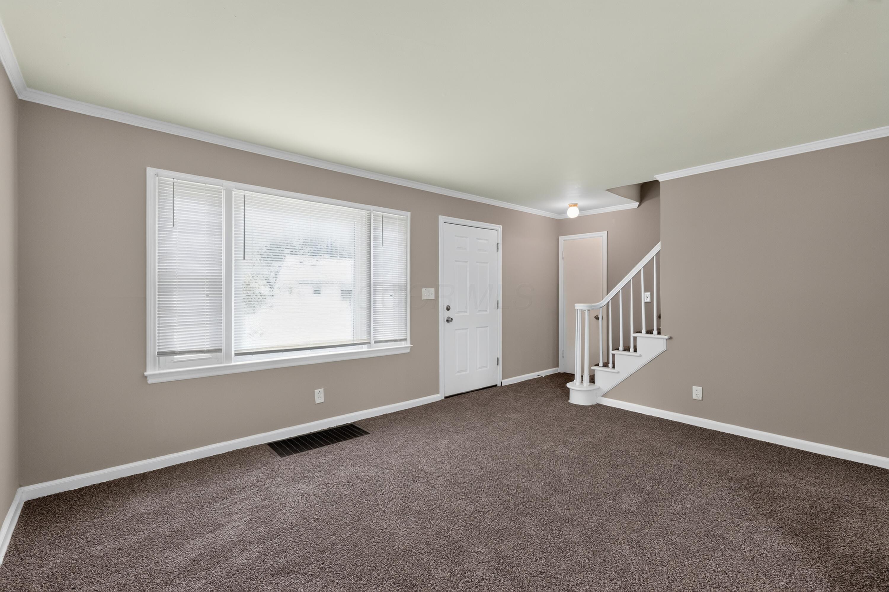 636 South Ashburton Road Columbus, OH 43213 - Photo 6 of 32 09_636_S_Ashburton_Rd-Living_room-n-15