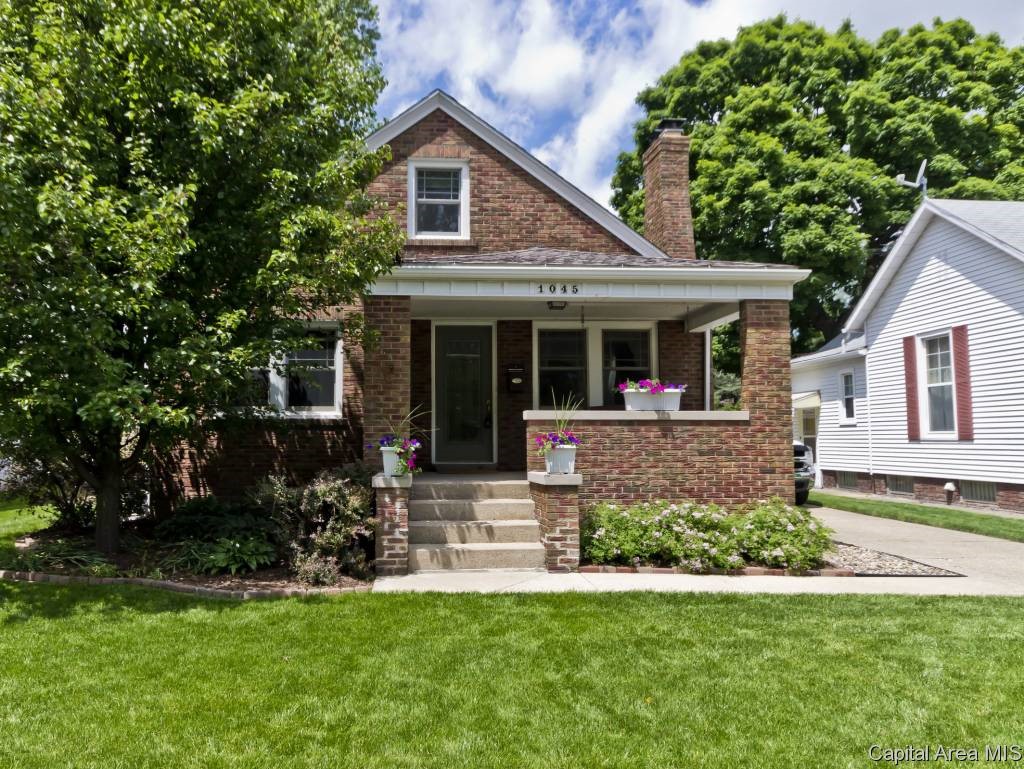 1045 North Walnut Street Springfield, IL 62702 - Photo 1 of 36