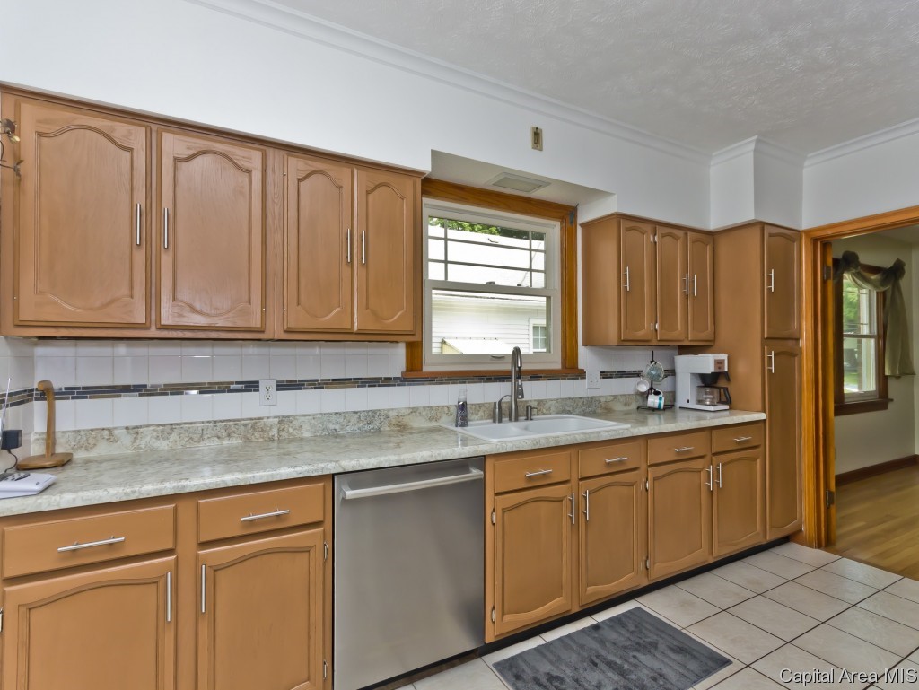 1045 North Walnut Street Springfield, IL 62702 - Photo 7 of 36