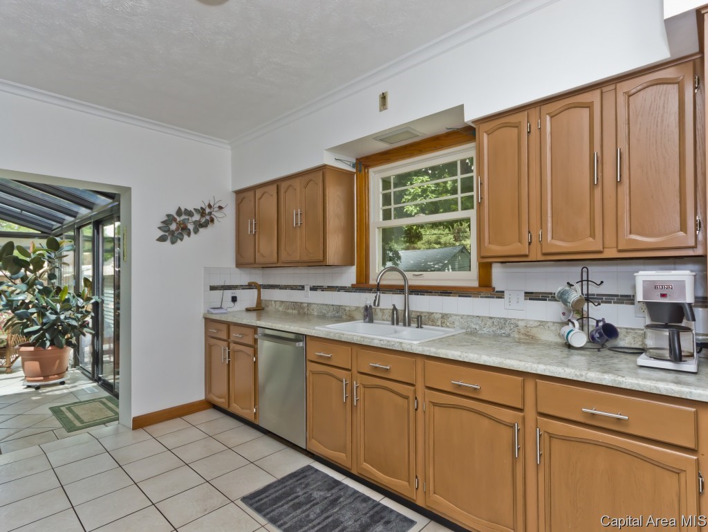 1045 North Walnut Street Springfield, IL 62702 - Photo 10 of 36