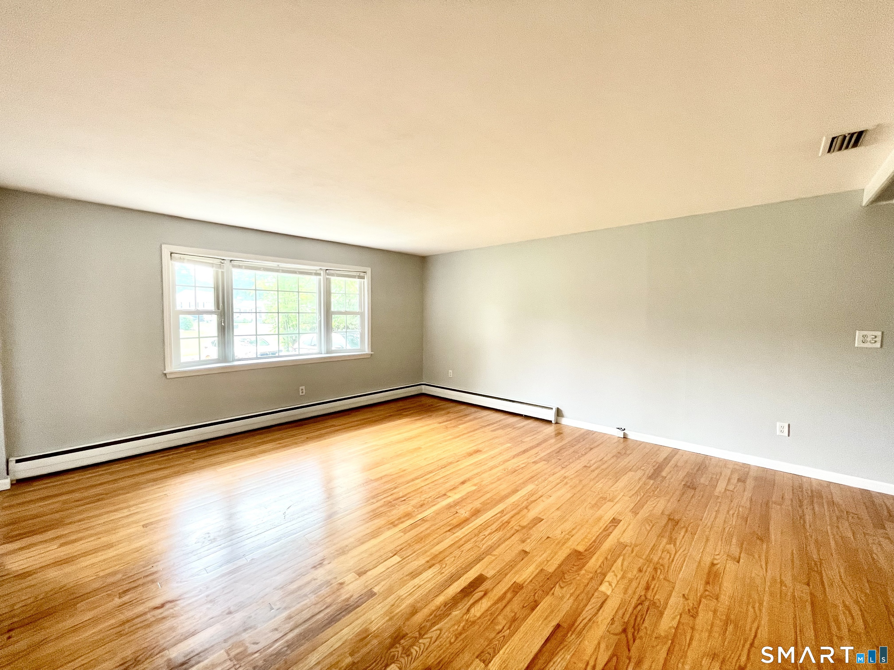 35 Woodmont Road West Hartford, CT 06117 - Photo 5 of 29