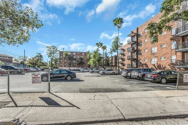 $349,000 | 100 Lincoln Avenue, Unit 14D, Mineola, NY 11501