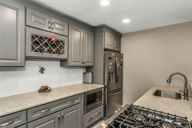 $349,000 | 100 Lincoln Avenue, Unit 14D, Mineola, NY 11501