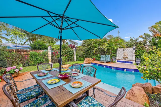 a view of an outdoor sitting area with furniture