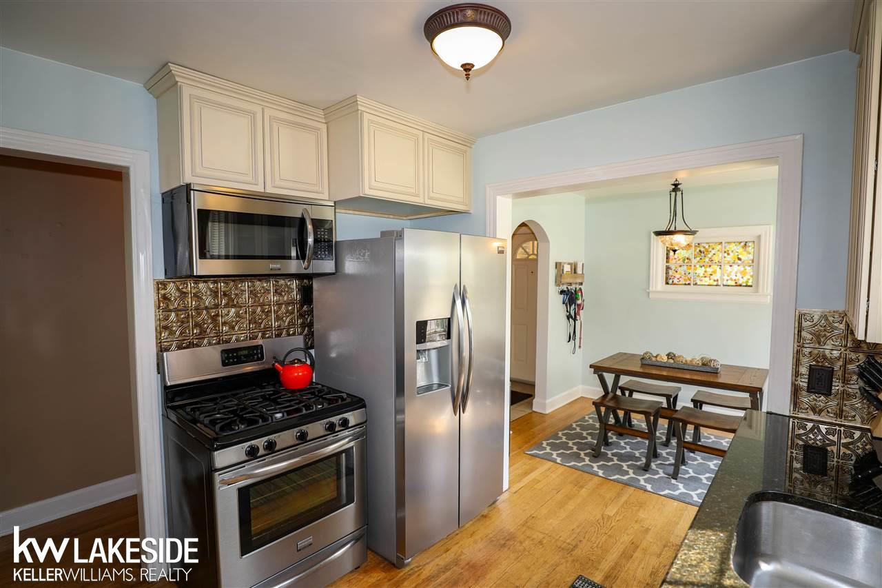 1656 Hampton Road Grosse Pointe, MI 48236 - Photo 10 of 39 31384523-9.JPG