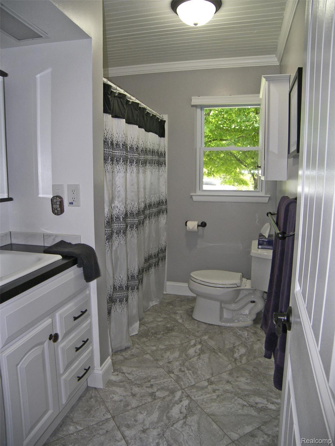 4444 Elms Road Flushing, MI 48433 - Photo 20 of 28 100_3337.JPG
