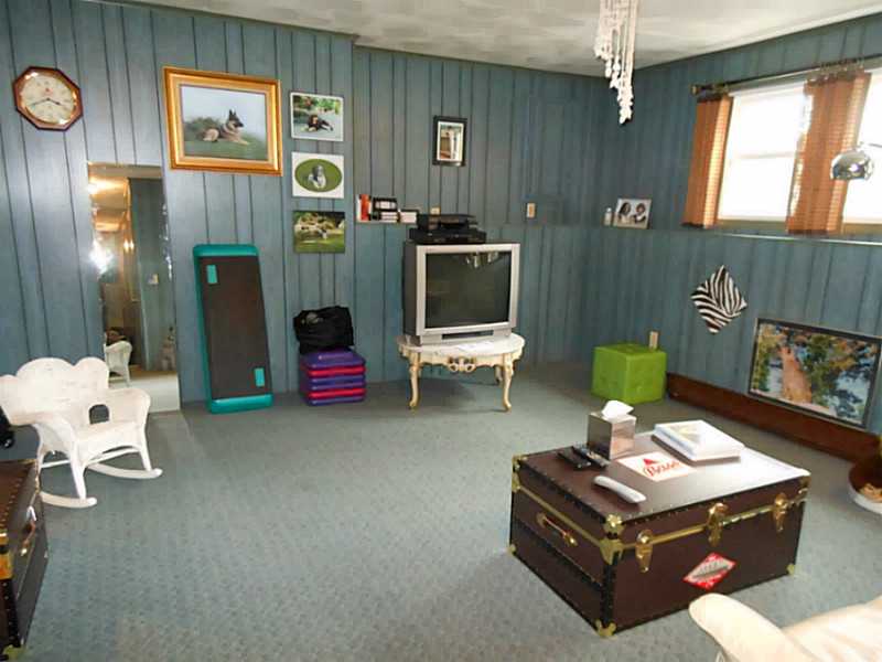 161 Pippin Orchard Road Cranston, RI 02921 - Photo 16 of 25 Den/Family/Great Room.