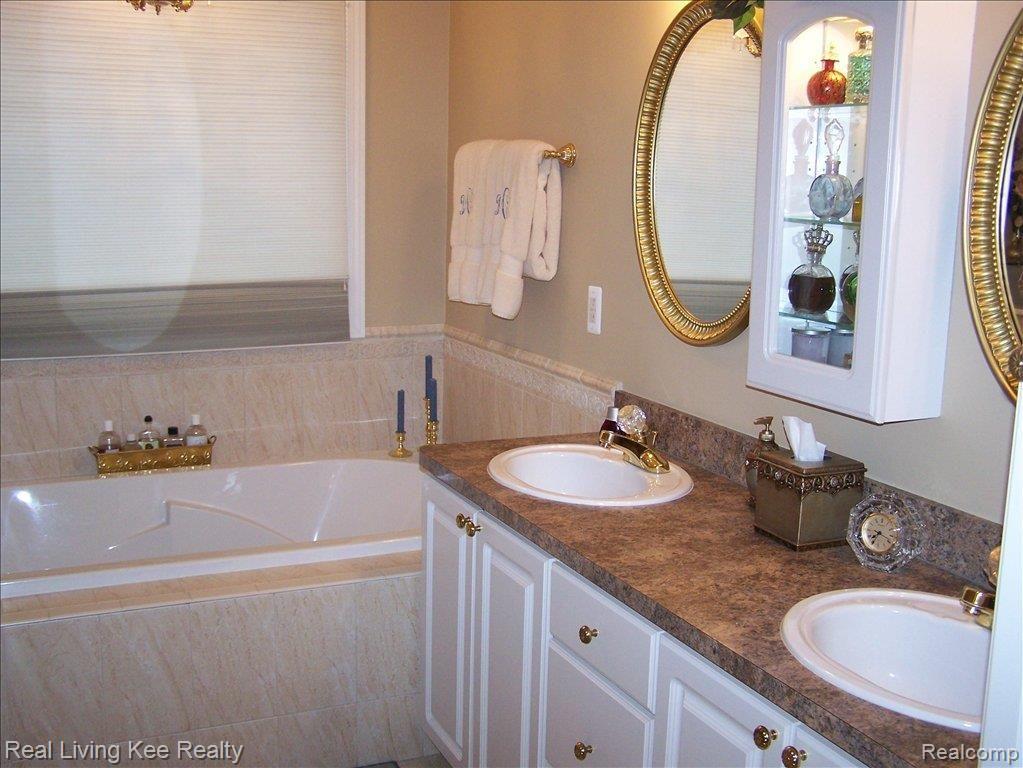 6639 Chatham Circle Rochester, MI 48306 - Photo 16 of 21 100_3882