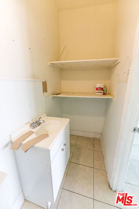 730 Main Street Barstow, CA 92311 - Photo 8 of 12 a utility room with a sink