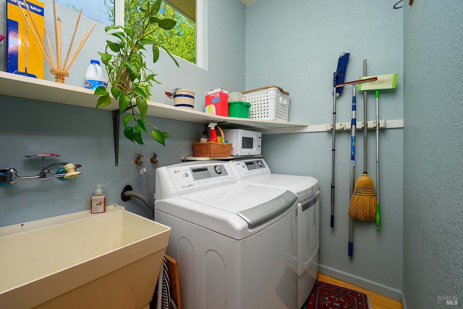 7350 Fircrest Avenue Sebastopol, CA 95472 - Photo 10 of 33 Laundry room off kitchen.