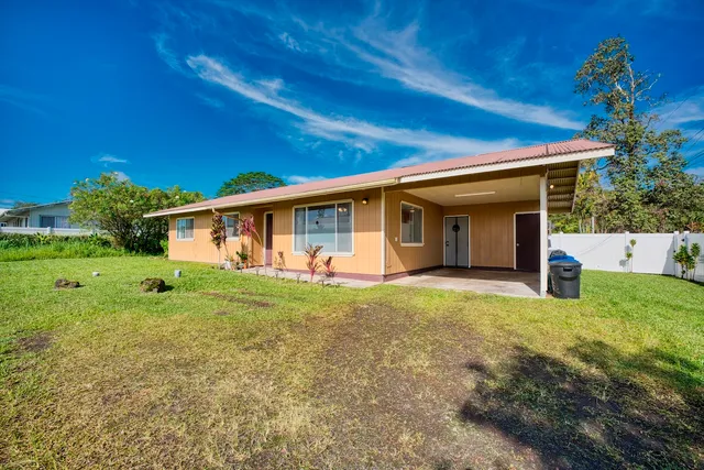 a view of a house with backyard and garden