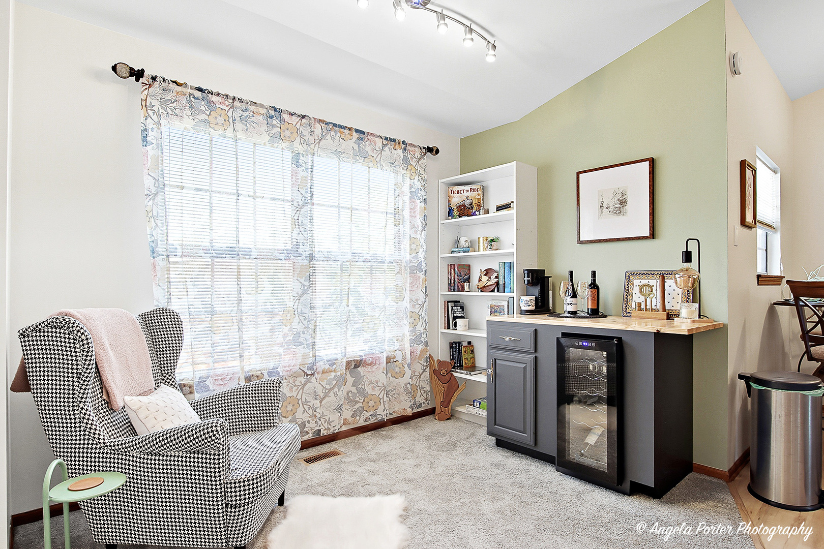 911 Ann Arbor Lane, Unit 253 Vernon Hills, IL 60061 - Photo 6 of 26 a living room with furniture and a window