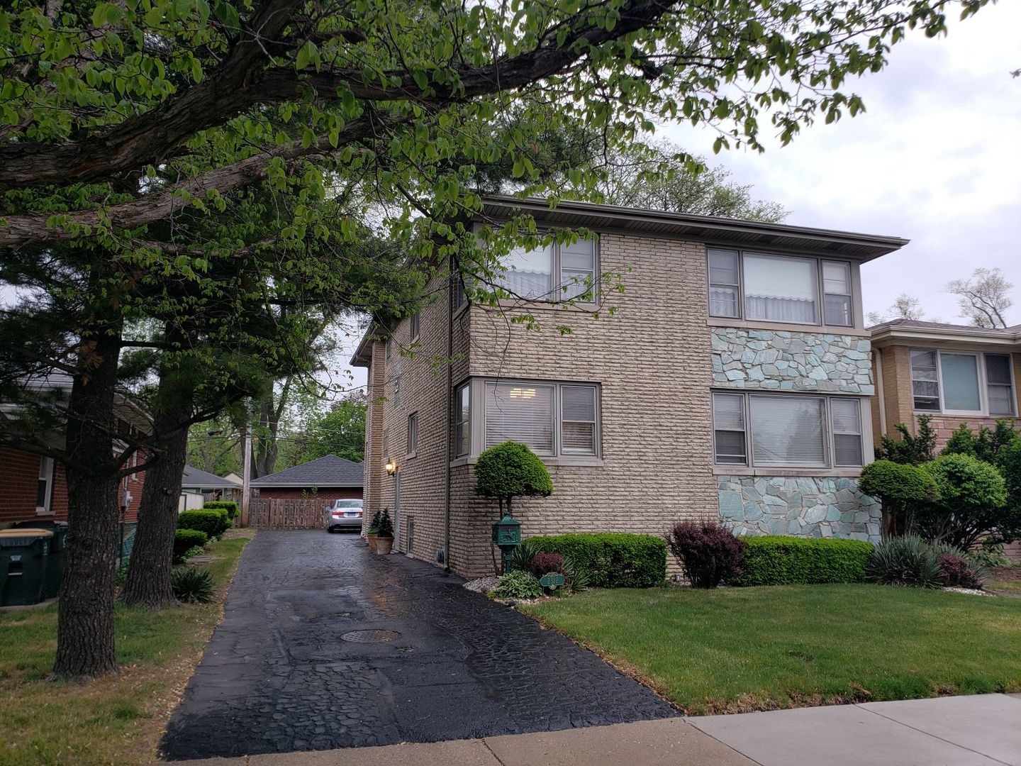 2312 Oakton Street, Unit G Park Ridge, IL 60068 - Photo 1 of 14 a front view of a house with a garden