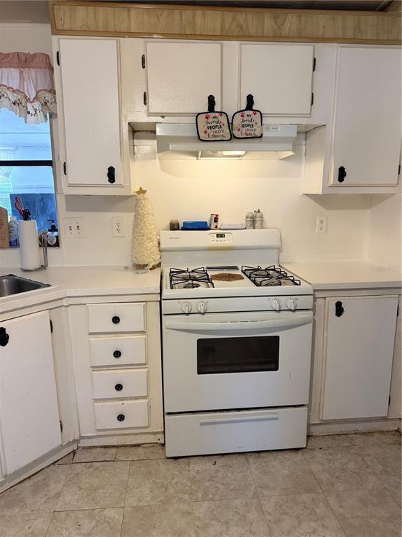8156 North Princess Avenue Dunnellon, FL 34433 - Photo 11 of 26 a stove top oven sitting inside of a kitchen