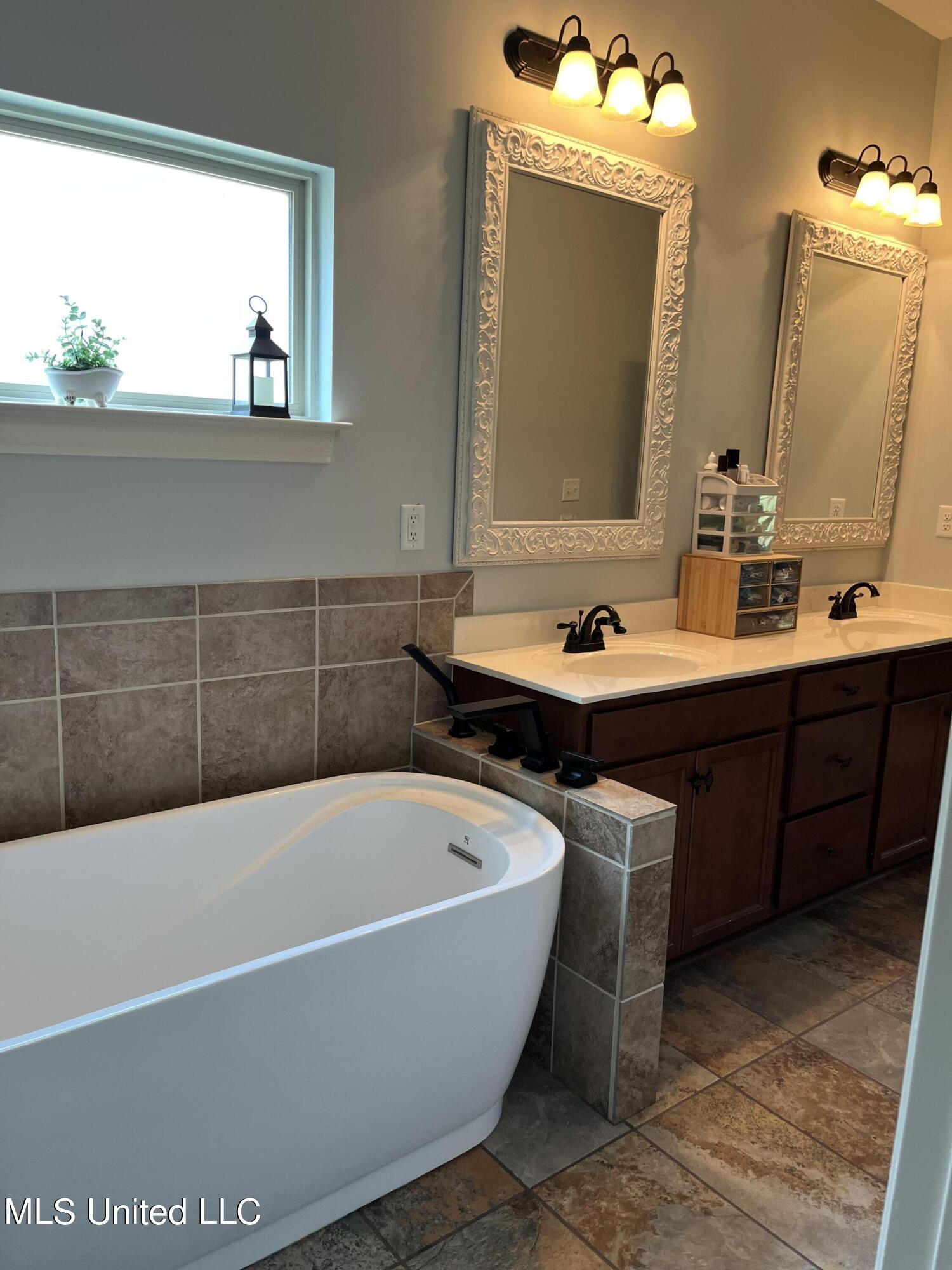 1716 Gwynn Road Nesbit, MS 38651 - Photo 23 of 59 Master Bathroom