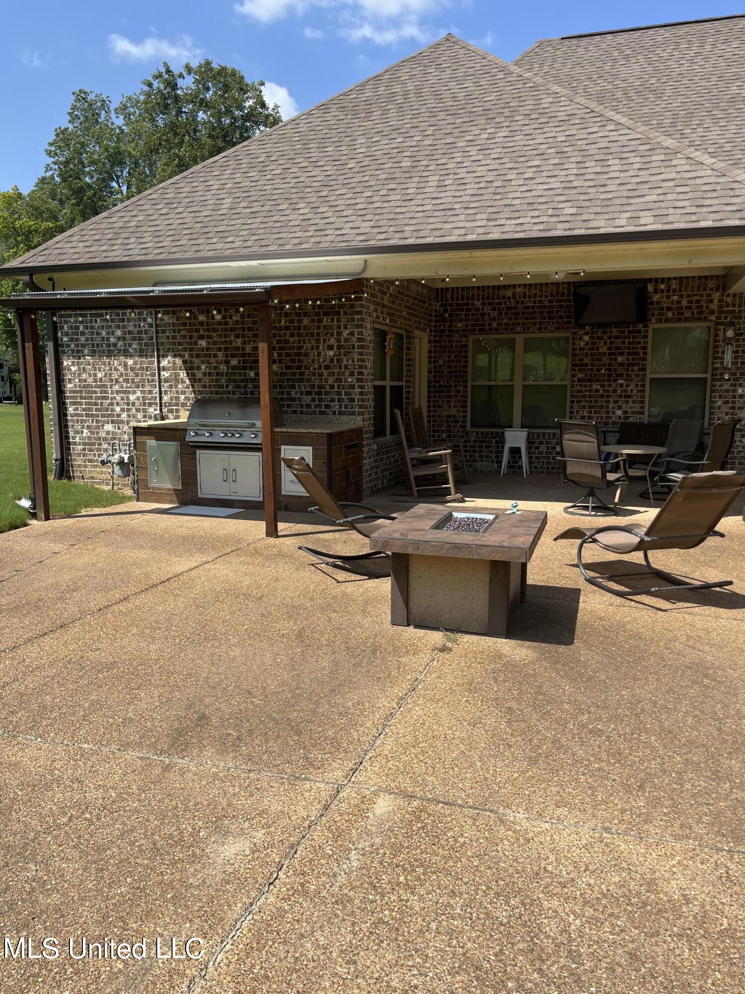 1716 Gwynn Road Nesbit, MS 38651 - Photo 7 of 59 Outdoor Kitchen Area and Patio