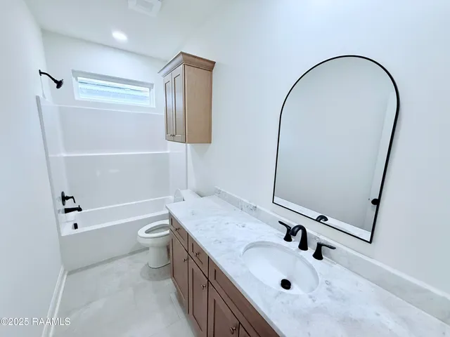 $289,900 | 102 Berchman Oaks Drive, Lafayette, LA 70506