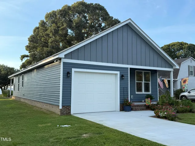 a view of a house with backyard