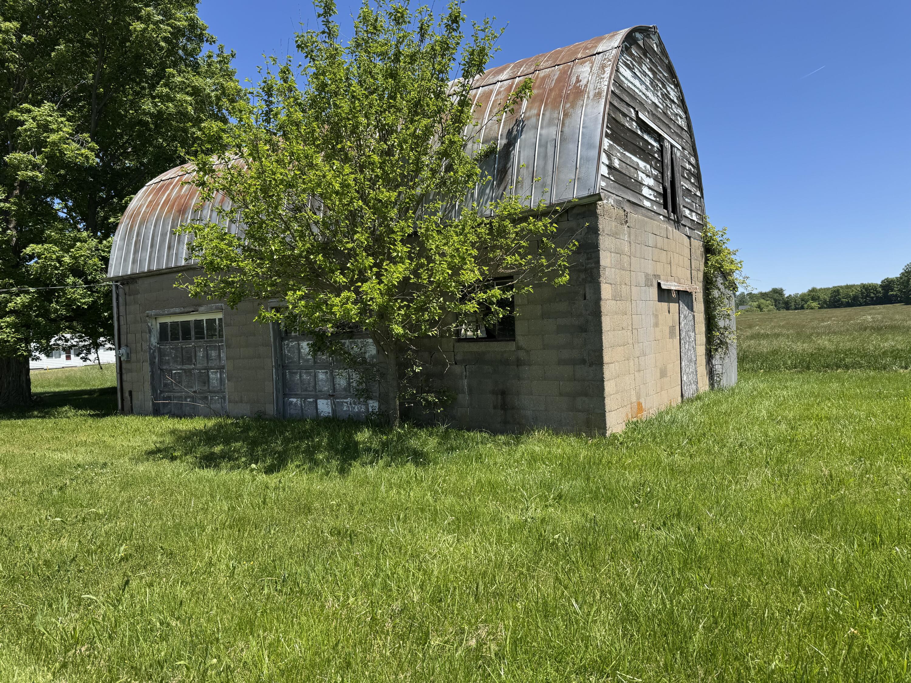 16121 Three Oaks Road Three Oaks, MI 49128 - Photo 5 of 19 Weeks 3 Oaks barn garage southwest corne