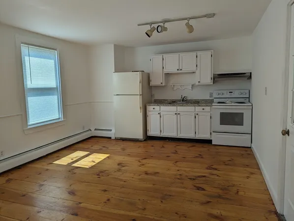 $2,100 | 81-2 Russia Street, Newburyport, MA 01950