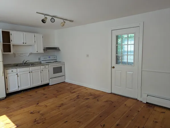 $2,100 | 81-2 Russia Street, Newburyport, MA 01950