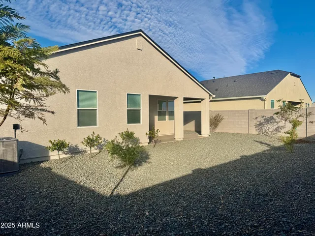 a view of backyard of the house