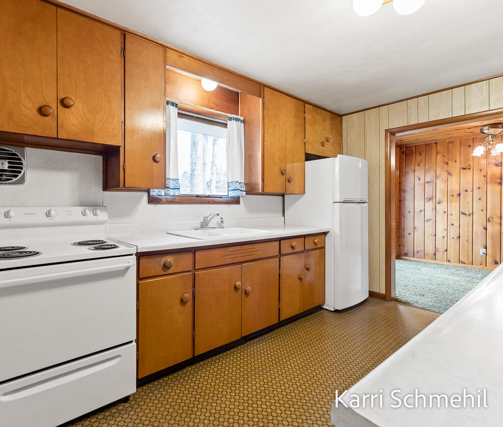 7968 South Michigan Avenue Rothbury, MI 49452 - Photo 8 of 50 7968SMichiganAve-19LoRes