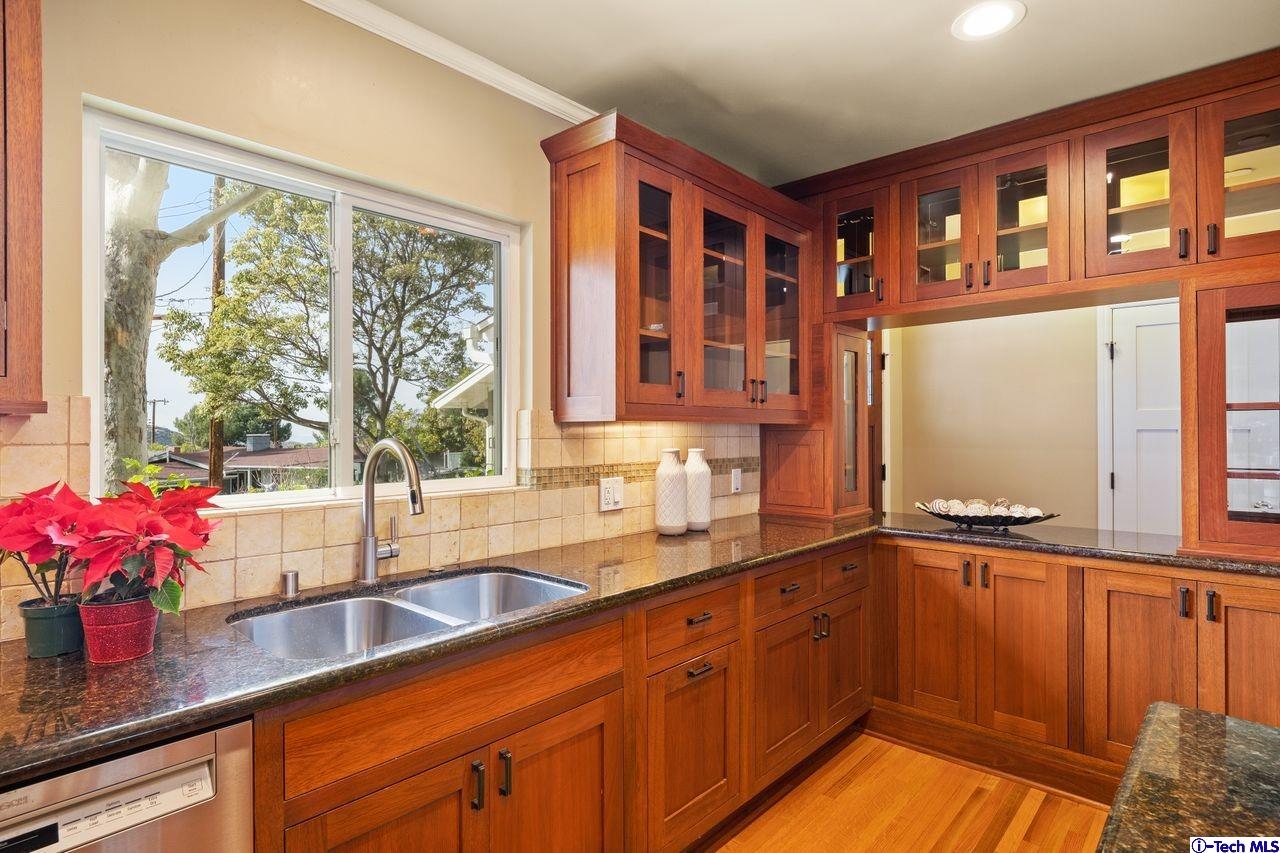 5015 Verwood Avenue Glendale, CA 91214 - Photo 6 of 37